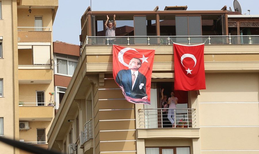 Maltepe’de 19 Mayıs Coşkusu Balkon ve Sokaklara Taştı